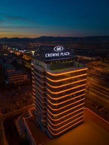 een gebouw met een logo erop bij Crowne Plaza Kayseri, an IHG Hotel in Kayseri