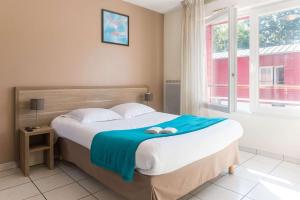 Ліжко або ліжка в номері Comfort Aparthotel Nantes La Beaujoire