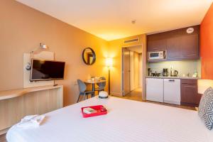 Comfort Aparthotel Marseille Prado में रसोई है