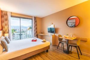 Un pat sau paturi într-o cameră la Comfort Aparthotel Marseille Prado