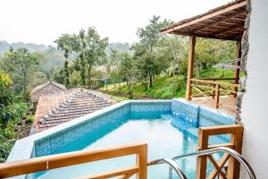 una piscina en una casa con 2 sillas en ZACS VALLEY RESORT, Kodaikanal, en Kodaikanal