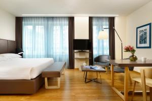 Un pat sau paturi într-o cameră la UNA HOTELS Century Milano