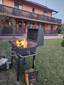 una parrilla en un patio frente a una casa en Casa Maria, 