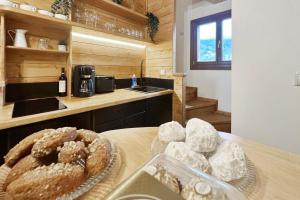 Eldhús eða eldhúskrókur á Wishing Stars Luxury Experience Livadi Arachova