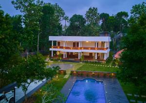 VOYE HOMES Signature Pool Resort Varkala , Just 950 m from Varkala Cliff and Beach में या उसके करीब स्विमिंग पूल