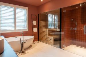 Un baño de Van der Valk Hotel Apeldoorn