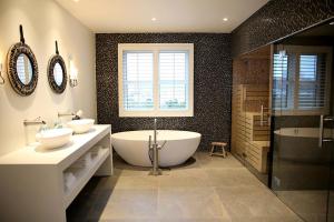 Un baño de Van der Valk Hotel Apeldoorn