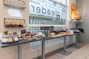 Una panadería con un mostrador con comida. en Appart'City Confort Niort Centre, en Niort