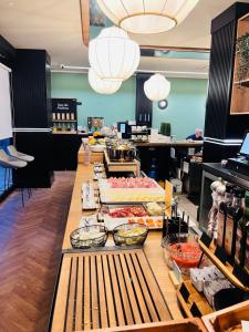 une ligne sous forme de buffet avec des aliments exposés dans un magasin dans l'établissement Hotel Puerto de la Luz by Pierre & Vacances, à Las Palmas de Gran Canaria