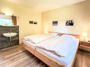 Una cama o camas en una habitación de Holiday Home Vergissmeinnicht by Interhome