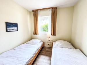 Una cama o camas en una habitación de Holiday Home Vergissmeinnicht by Interhome