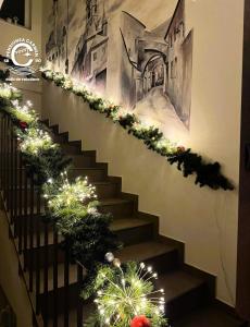 una escalera decorada con luces de Navidad y guirnalda en Pensiunea Carmen - Bikers Friendly Nest, en Sibiu