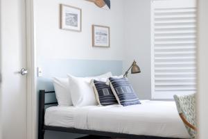 Cama ou camas em um quarto em The Surf House