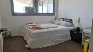 een slaapkamer met een bed met een spiegel erboven bij Spacious 3 bedroom, 2 washroom and 2 parking 5 min from train station in Blacktown