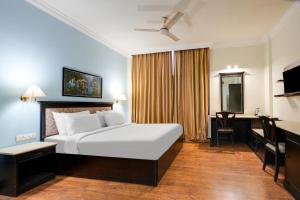 Katil atau katil-katil dalam bilik di Palette MG Road Ernakulam formerly Harbour View Residency