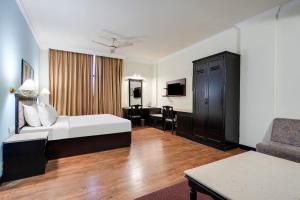 Katil atau katil-katil dalam bilik di Palette MG Road Ernakulam formerly Harbour View Residency