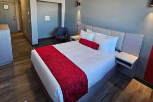 Un pat sau paturi într-o cameră la Ramada by Wyndham West Edmonton Hotel & Suites