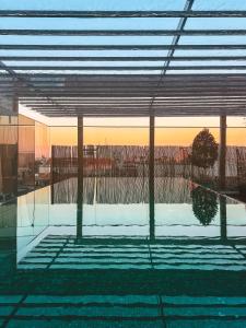 A piscina localizada em Lux Lisboa Park ou nos arredores