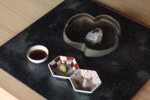 una ciambella al cioccolato a forma di cuore e una tazza di caffè di YORUYA a Kurashiki