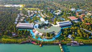 uma vista aérea de uma cidade com um lago em Gloria Serenity Resort em Belek