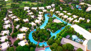 uma vista aérea de uma cidade com um rio em Gloria Serenity Resort em Belek