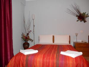 A bed or beds in a room at Hotel Vasilis