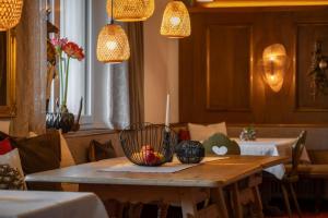 Cette chambre comprend une table avec un bol de fruits. dans l'établissement Der Jagdhof, à Sankt Johann im Pongau