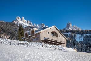 オベレッジェンにあるHotel Bewallerの雪山頂の建物