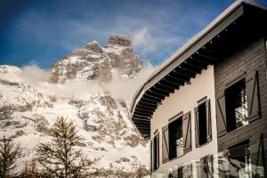 ブレウイル・チェルヴィナイアにあるHotel al Pioletの建物前山