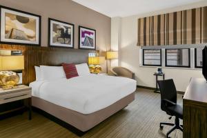 Pokój hotelowy z dużym białym łóżkiem i biurkiem w obiekcie Sonesta Hotel Baltimore Inner Harbor w mieście Baltimore