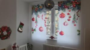 ein Zimmer mit Weihnachtsdekoration an der Wand in der Unterkunft Apartman Zlatovo Stan Na Dan in Požarevac