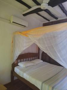 Llit o llits en una habitació de Mangro hotel Diani Beach