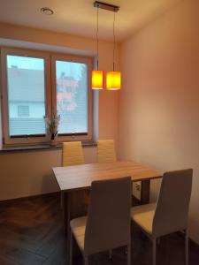 - une salle à manger avec une table et des chaises en bois dans l'établissement Berryblossom Estate, à Krosno