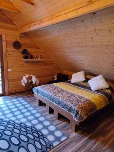 una camera con un letto in una cabina di legno di Lake House Villa pas Eugenija a Migiškiai