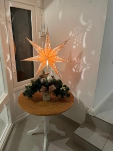 una mesa con dos estrellas en una pared en Villa 31, en Sopot