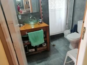 uma casa de banho com um lavatório e um WC em Bed and Breakfast Como en Casa em Villa La Angostura