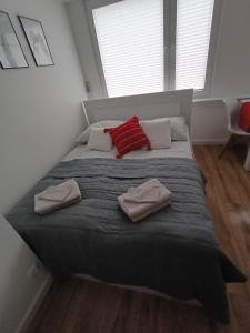 ein Schlafzimmer mit einem Bett mit zwei Handtüchern darauf in der Unterkunft Apartament in Ostrołęka