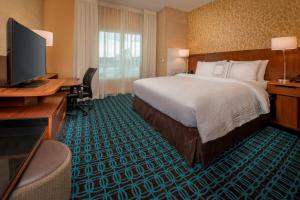 Televisyen dan/atau pusat hiburan di Fairfield Inn & Suites by Marriott Harrisburg International Airport