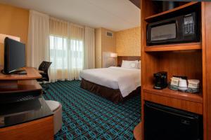 Televisyen dan/atau pusat hiburan di Fairfield Inn & Suites by Marriott Harrisburg International Airport