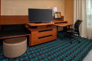 Televisyen dan/atau pusat hiburan di Fairfield Inn & Suites by Marriott Harrisburg International Airport