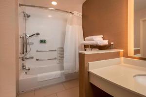 Bilik mandi di Fairfield Inn & Suites by Marriott Harrisburg International Airport