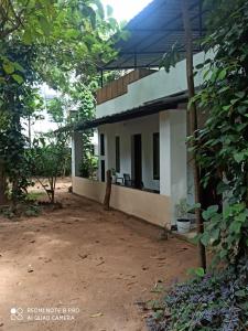 Blick auf die Vorderseite eines Hauses in der Unterkunft Delma Holidays Varkala in Varkala