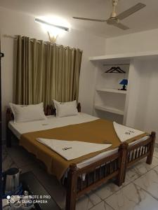 ein Schlafzimmer mit einem großen Bett in einem Zimmer in der Unterkunft Delma Holidays Varkala in Varkala