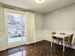 comedor con mesa y ventana en Deluxe Private Room in Toronto, en Toronto