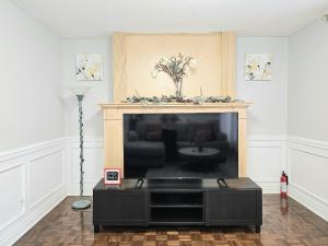 sala de estar con chimenea grande y TV en Deluxe Private Room in Toronto, en Toronto