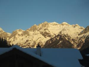 une chaîne de montagnes enneigée en face d'une maison dans l'établissement Ferienhaus Schwarzenbacher, à Lungötz