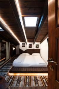 A bed or beds in a room at Tradita e Beratit