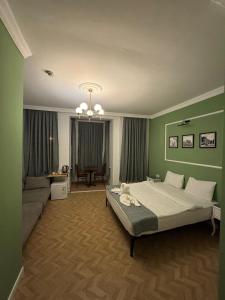 Tempat tidur dalam kamar di evina hotel