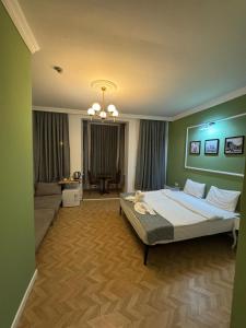 Tempat tidur dalam kamar di evina hotel