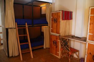 Lliteres en una habitació de Hostel House 64Bigüa